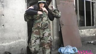Soldatin im Einsatz in den Arsch gefickt muss Sperma und Pisse schlucken - Aische Pervers - 12 image