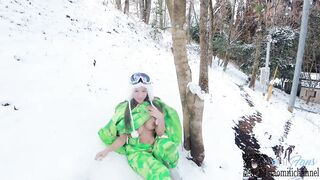 I tried exposed snowboarding at the ski resort. On the slopes, creampie sex while wearing ski wear. - 7 image