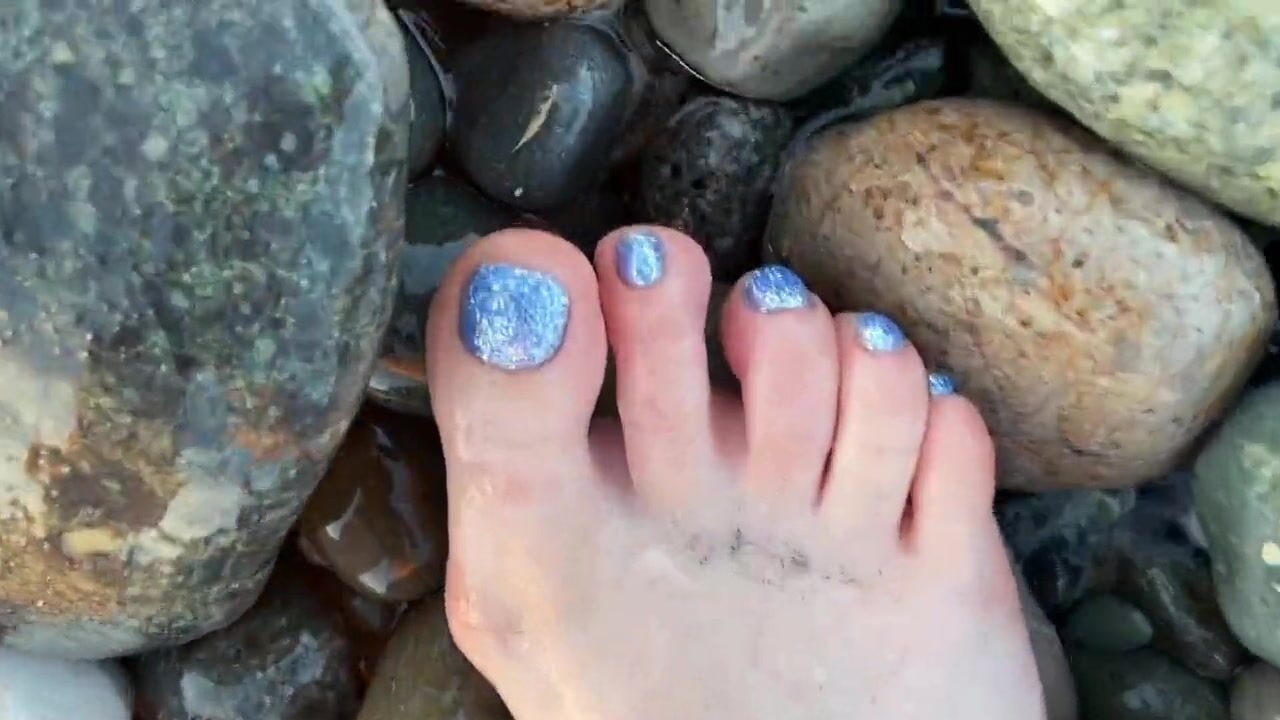 1280px x 716px - Foot fetish at the beach (with ASMR) - small feet and long toes of Mistress  Lara at OutDoorPorn
