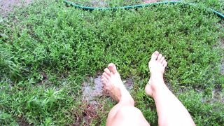 Bare feet in the rain - 1 image