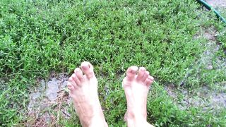 Bare feet in the rain - 8 image