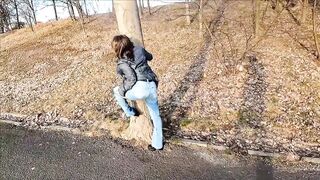 She pee through pants and flashing in a public park - 11 image
