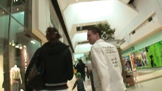 Teeny in der Mall angesprochen und von 2 Typen auf gefickt - 4 image