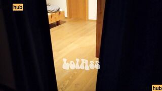 Guardone si masturba mentre spia di nascosto una turista nella sua stanza..il giorno dopo..P1-LolAss - 11 image