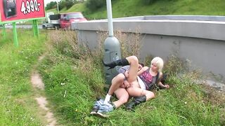 Autobahn Fick mit sexy Blonde Schnitte - 12 image