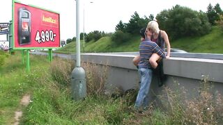 Autobahn Fick mit sexy Blonde Schnitte - 9 image