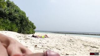 Pervert cummed on girls while they were sunbathing on a public beach - 3 image