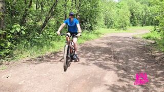 A wife cheats on her husband on a bicycle trip.