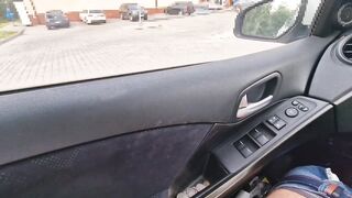 In the parking lot of the dickflash store, a woman comes up to me, takes pictures, and helps me. - 5 image