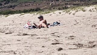 On the beach a stranger masturbates while looking at me