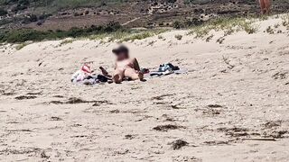 On the beach a stranger masturbates while looking at me - 8 image