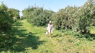 Sexy milf touch herself in a beauiful orchard till she squirt! - 2 image