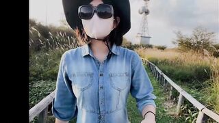 Showing hairy pubic hair to avoid detection by people at tourist attractions