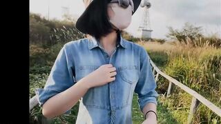 Showing hairy pubic hair to avoid detection by people at tourist attractions - 14 image