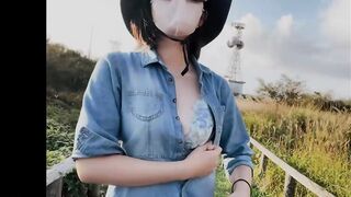 Showing hairy pubic hair to avoid detection by people at tourist attractions - 15 image