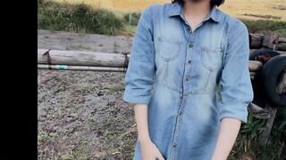 Showing hairy pubic hair to avoid detection by people at tourist attractions - 2 image