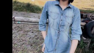 Showing hairy pubic hair to avoid detection by people at tourist attractions - 4 image