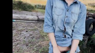 Showing hairy pubic hair to avoid detection by people at tourist attractions - 5 image