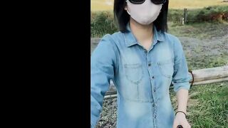 Showing hairy pubic hair to avoid detection by people at tourist attractions - 6 image