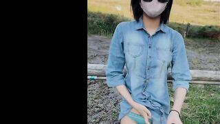 Showing hairy pubic hair to avoid detection by people at tourist attractions - 8 image