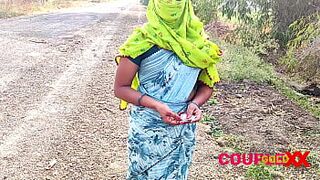 The gentle came, the pandemic land wanted the cat to stand on the road, bitch