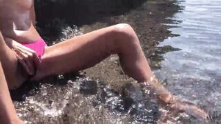 Risky beach masturbation for sexy exhibitionist girl - 6 image