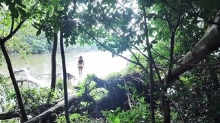 Featuring the return of actress Rebecca Santos, revamped in an outdoor scene in the woods, giving anal sex until she gets cum inside and it squirts out. Vagninho e Rebecca Santos - 2 image