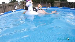 Inflatable Unicorn Floatie FULL VIDEO non pop barefoot housewife MILF swimming in swimsuit - 5 image