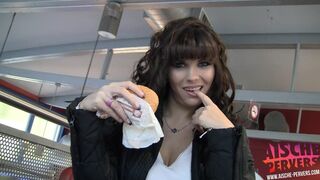 Freundin will im Fast Food Restaurant blasen und frisst Sperma vom Burger - Aische Pervers - 1 image