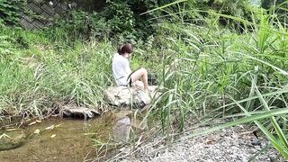 Hentai couple peeing and fucking in the river - 8 image