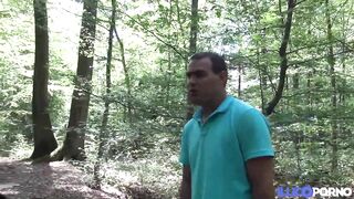 Angela prise en double dans les bois, devant les voyeurs [Full Video] - 6 image